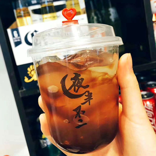 6 Warna Pencetakan Gelas Plastik Sekali Pakai 700ml Dengan Tutup Dan Jerami Logo Disesuaikan